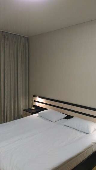Отель Hotel GUT Краматорск Двухместный номер с 2 отдельными кроватями и общей ванной комнатой-1