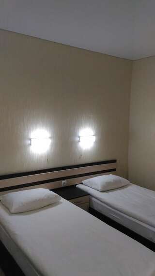 Отель Hotel GUT Краматорск Улучшенный двухместный номер с 2 отдельными кроватями-2